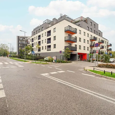 Stylish In With Parking, Bathtub, Balcony, And Desk By Renters Apartment *