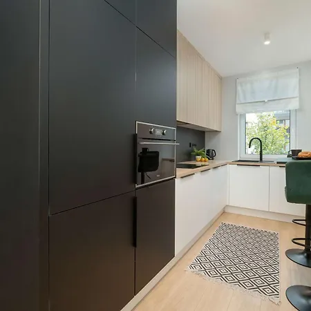 Apartment Stylish In With Parking, Bathtub, Balcony, And Desk By Renters *