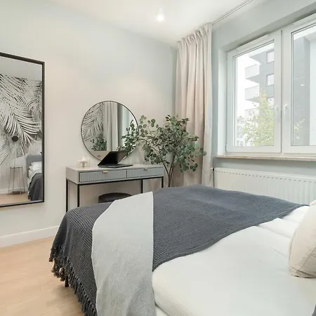 Apartment Stylish In With Parking, Bathtub, Balcony, And Desk By Renters