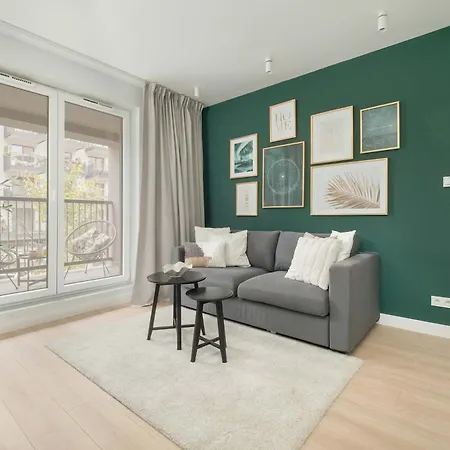 Stylish In With Parking, Bathtub, Balcony, And Desk By Renters *