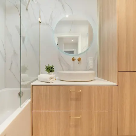 Stylish In With Parking, Bathtub, Balcony, And Desk By Renters Apartment *